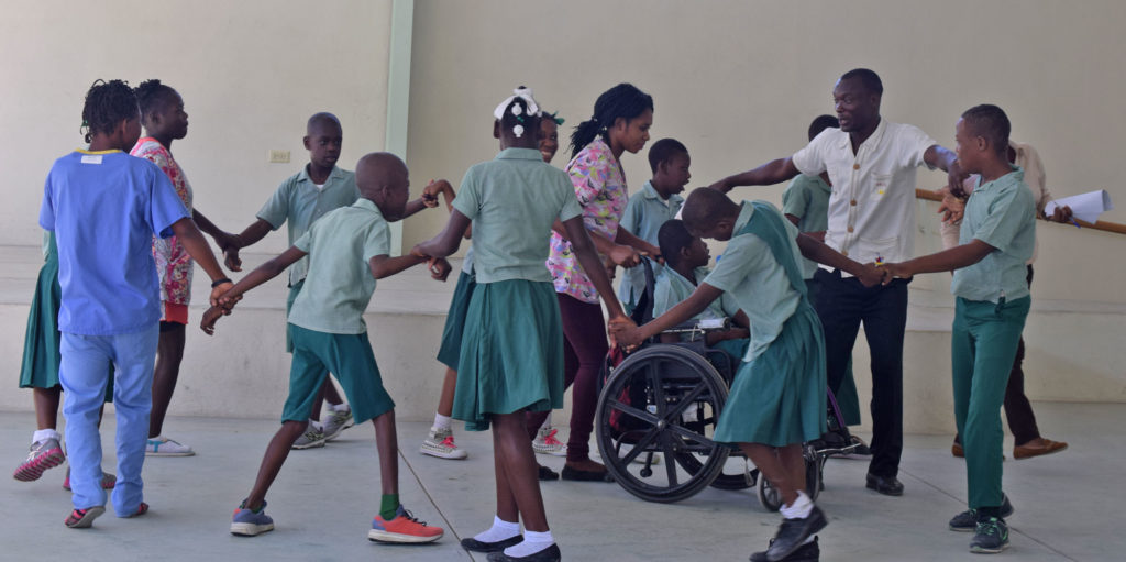 Estudiantes de Kay Germaine bailando